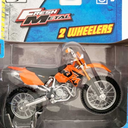 Maisto Fresh Metal 2 Wheelers KTM525SX Motorcycle Die-cast 1:18 Scale closeup - Happy Clam Gifts